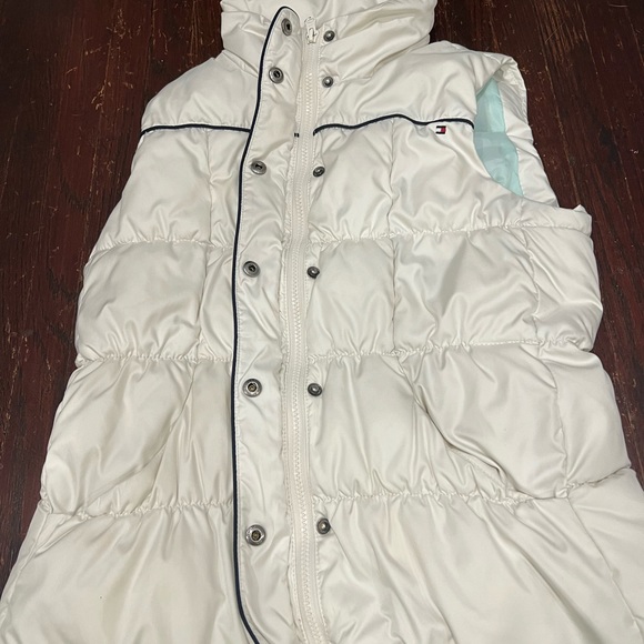 Tommy Hilfiger white puffer vest with pockets and embroidery detail - Picture 12 of 14